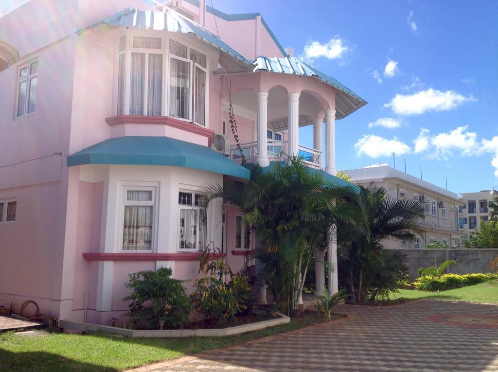 Fayruz Villa Is A 3 Bedroom, 3 Bathroom Detached House With Ac And Swimming Pool 5 Minutes Walk From Flic En Flac Public Beach Bagian luar foto
