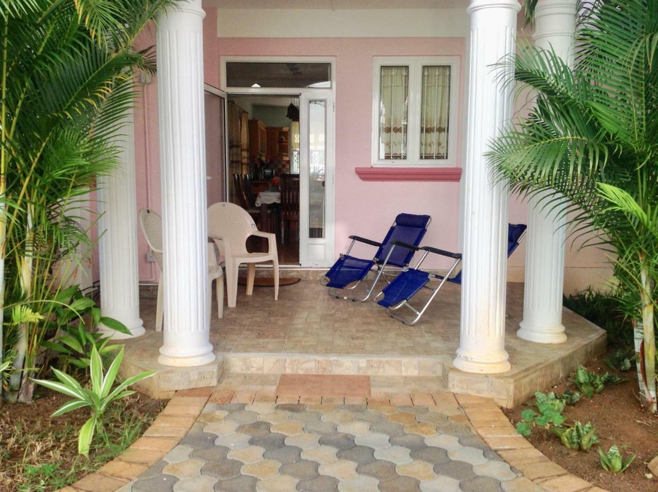 Fayruz Villa Is A 3 Bedroom, 3 Bathroom Detached House With Ac And Swimming Pool 5 Minutes Walk From Flic En Flac Public Beach Bagian luar foto