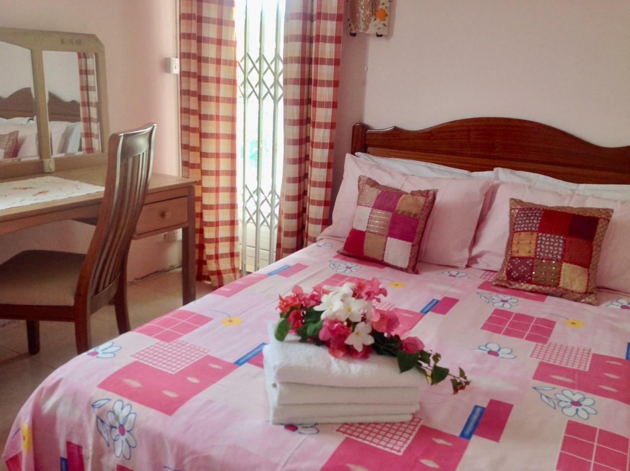 Fayruz Villa Is A 3 Bedroom, 3 Bathroom Detached House With Ac And Swimming Pool 5 Minutes Walk From Flic En Flac Public Beach Bagian luar foto